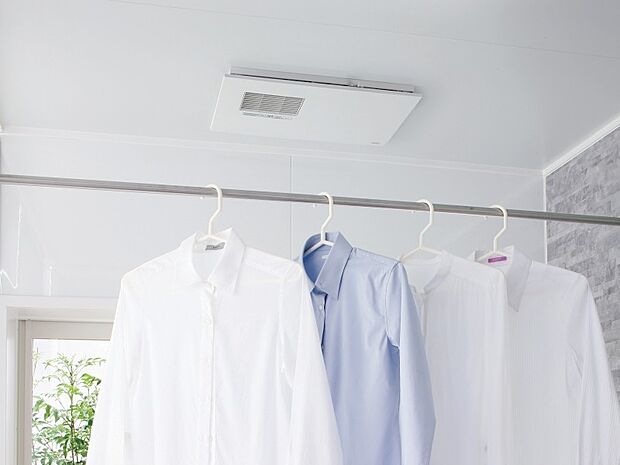 【浴室暖房換気乾燥機】浴室暖房乾燥機は梅雨や花粉の時期、雨の日の洗濯物の乾燥に重宝します。寒い冬も入浴前の暖房運転で快適なバスタイムを♪