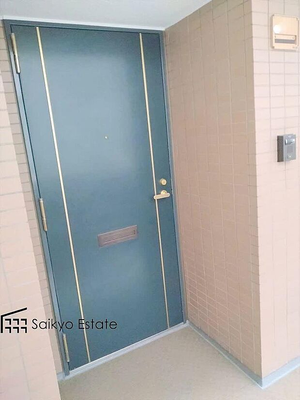 玄関は奥まっているため、扉を開けても外部からの視線を遮る事ができます。鍵の開け閉めも見えないので、プライバシーを守る事ができます。