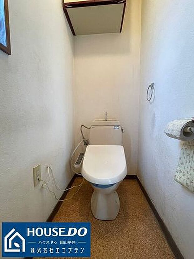 洗浄付き便座が魅力的なトイレ。毎日使用する場所だから、換気出来るよう、窓も完備。いつも清潔な空間であって頂けるよう配慮されています♪