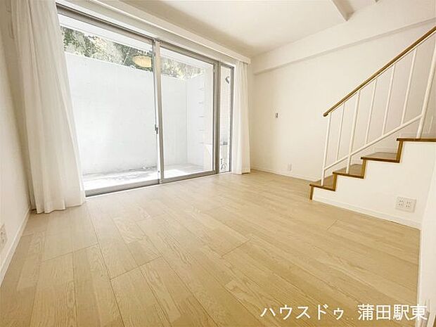 □地下1階に降りると、リビング兼居間があります。