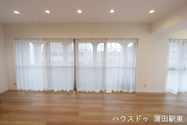 □窓が大きく明るく快適なお部屋です♪