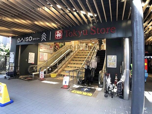 【東急ストア長原店】長原駅の2階に位置しており、買い物に便利な立地にあるスーパーです。 630m