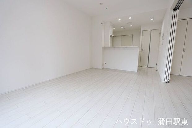 □13.1帖のリビング！全体的に白を基調としており、清潔感のある部屋です♪
