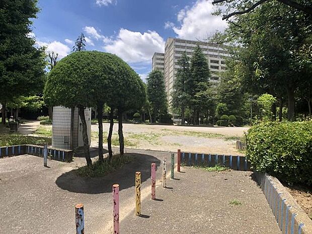 【下丸子多摩川公園】ベンチと広場のある公園です。武蔵新田駅まで徒歩約11分の場所にある公園です。 190m