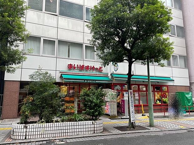 まいばすけっと京急川崎駅東コンパクトな店舗に基本的な食糧やおやつや日用品が揃っております。 740m