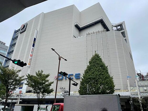 川崎DICE川崎駅前にある大型商業施設で、衣料品や映画館、レストラン街などがあります。 960m