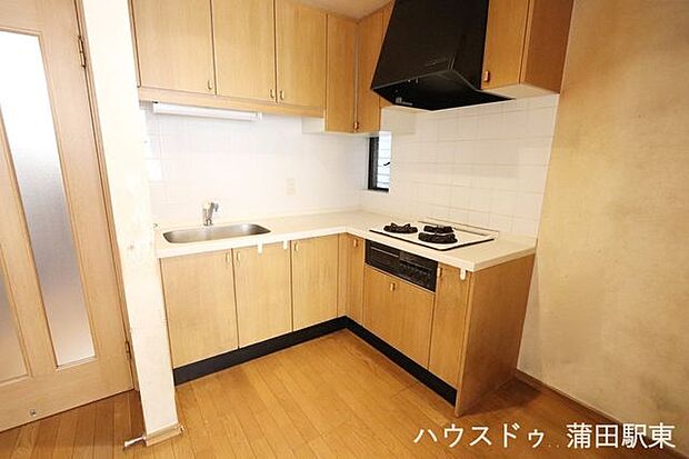 □L字のキッチン、収納スペースが豊富で便利です