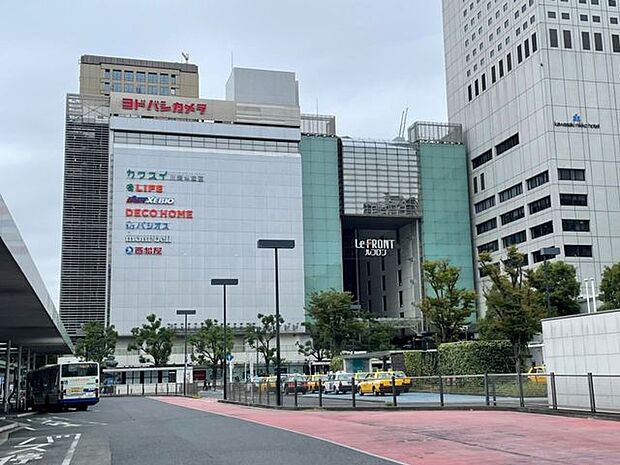 LeFRONT（川崎ルフロン）JR川崎駅東口駅前にある大型商業施設で、ヨドバシカメラや水族館などがあります。 1090m