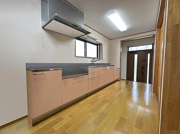 ゆとりあるスペースを確保したキッチン。収納スペースも豊富で便利！※ホームステージングによるCG加工