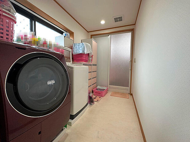 洗濯機2台設置可能！収納棚をおいてもゆとりあるスペースとなっています！