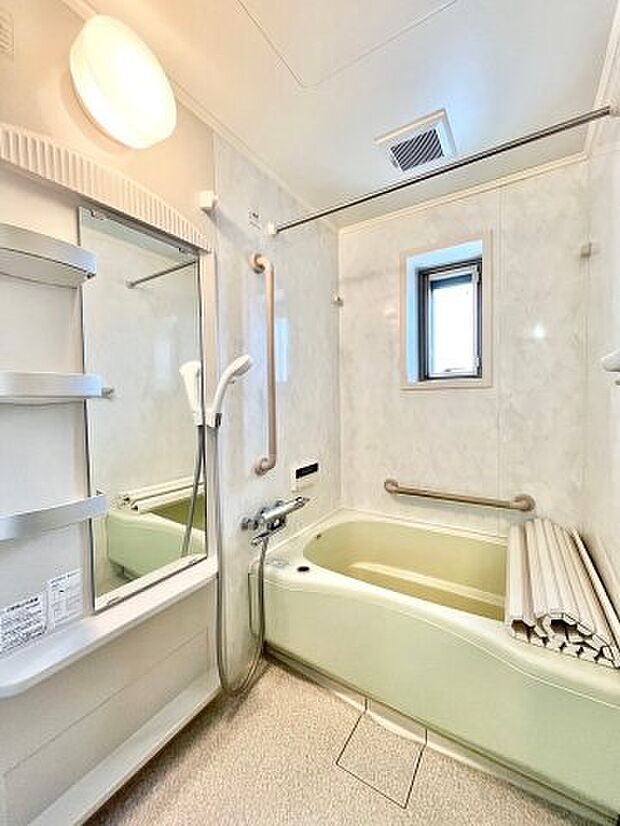 大きな鏡の付いた浴室には窓もあります。現地（2024年4月）撮影　