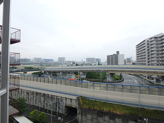 玄関側共用廊下より　ららぽーとや船橋競馬場が見えます