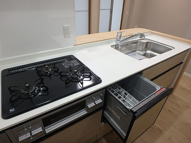 食洗機・浄水器付・作業台にコンセントもあり使いやすいキッチンです