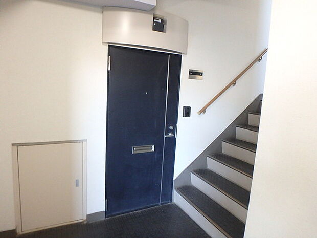 玄関　306号室はエレベーターすぐ隣です