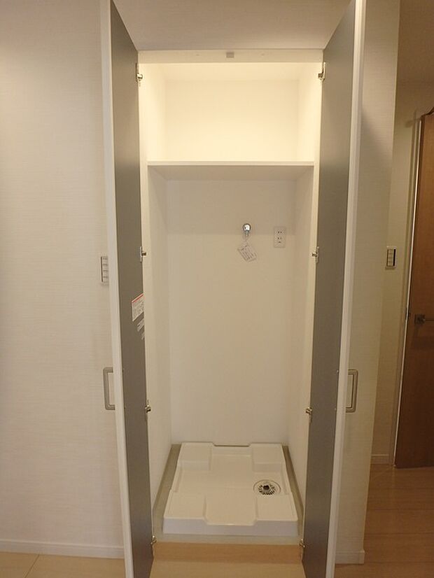 廊下に洗濯機置き場があります　扉付きなので使わない時はすっきり隠せます