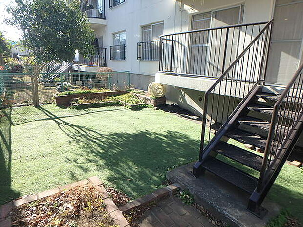1階ならでの専用庭（43平米）人口芝設置済みです。ガーデニングやプール遊びなど色々楽しめそうです