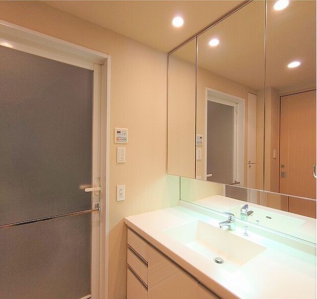 鏡裏収納ですっきりとした洗面化粧台、キッチンにつながります