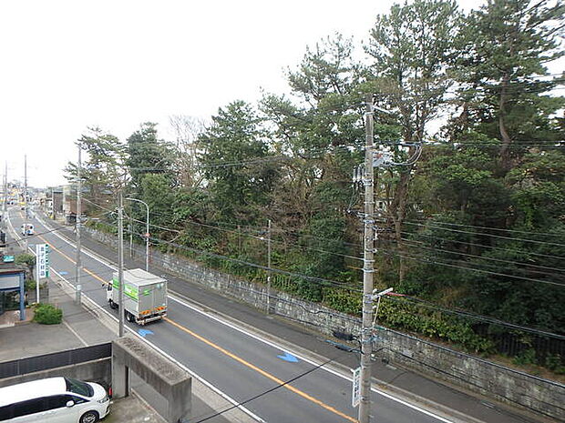 バルコニーからの眺望　道路を挟んだ向かいに船橋大神宮があります