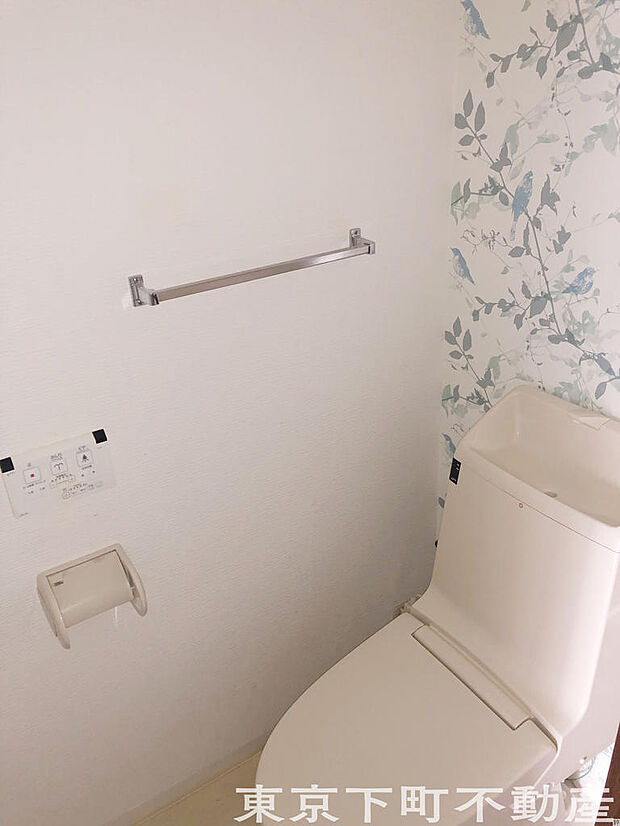 落ち着いた空間を演出するアクセントクロスを使用したトイレ。