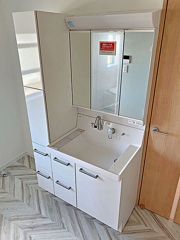 ゆとりある洗面スペース！使いやすい三面鏡タイプの洗面台です（洗面台新品交換済）