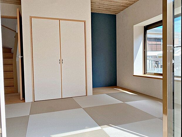 デザイン性のある縁無畳を使った和室は、収納場所を設けており一つのお部屋としてもご利用可能です