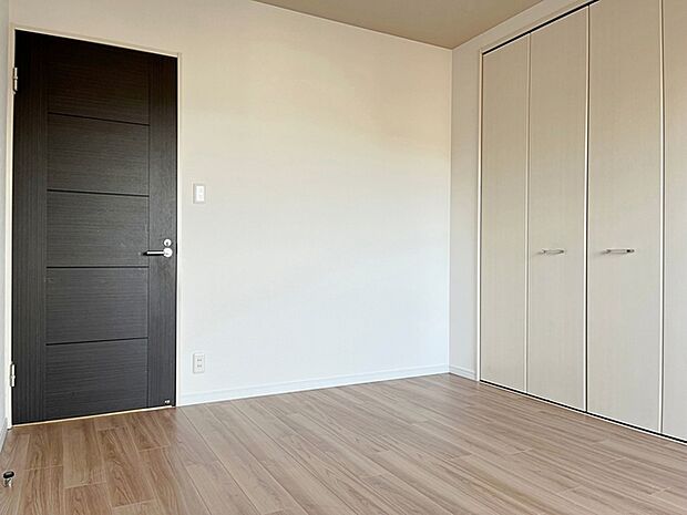 【洋室6.9帖】バルコニー付きで明るい居室。収納完備でお部屋を広く使えます。