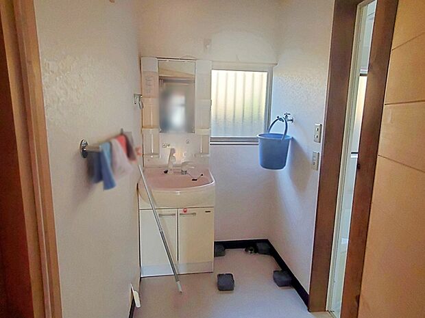 シャワー付きの洗面化粧台。忙しい朝にも便利ですね。 窓付きで明るい洗面所です。