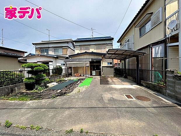 東海道本線「西小坂井」駅まで徒歩7分！通勤・通学に便利な立地！閑静な住宅地です。日当たり良好な庭付き戸建です。