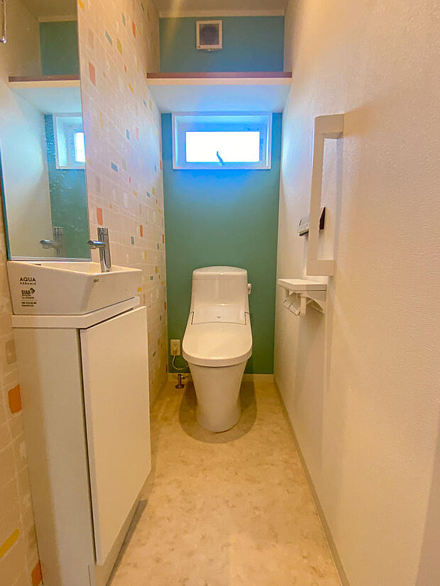 2階トイレ：フチレスの便座で、掃除も楽々♪常に清潔な状態を保てます！大きな鏡も嬉しいポイントです。