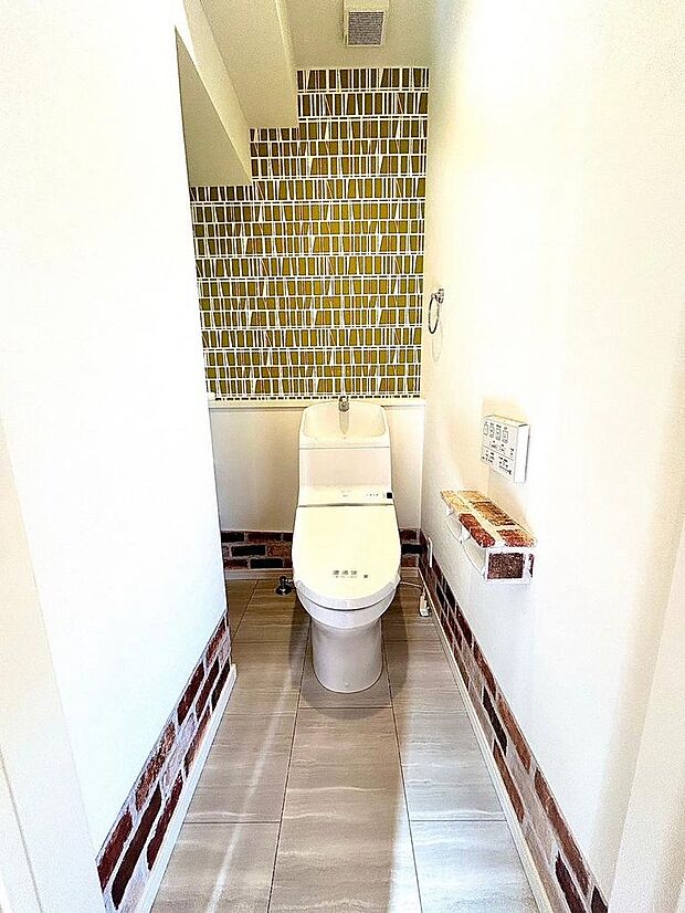 トイレ：お洒落な壁のトイレで、清潔感もたっぷり♪