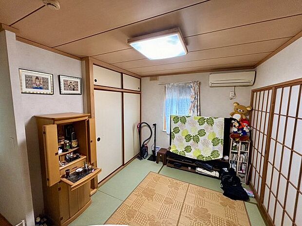 客間としても使える約6畳の和室です。　使用頻度は低かったとのことで、畳も青々としています。