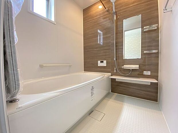 ■□■浴室■□■窓付きのバスルームは換気環境も良好。掃除もスムーズにできます◎