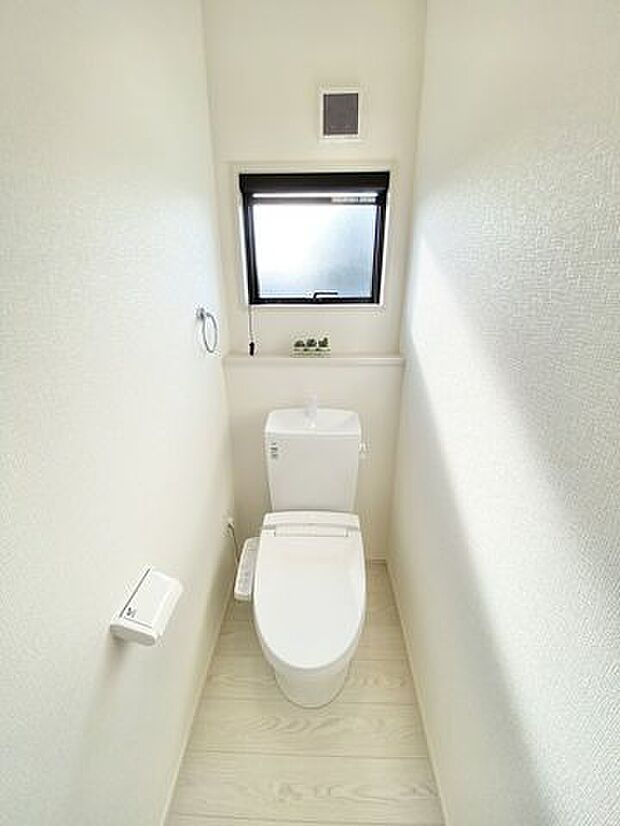■□■トイレ■□■トイレは温水洗浄便座付きで年中快適にご使用いただけます☆窓から光も入り、換気も簡単に行え清潔感のあるトイレとなっております。