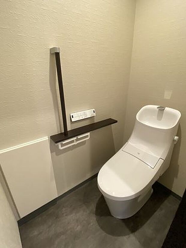 ■□■トイレ■□■床の色味が黒くシックな雰囲気で落ち着きのある空間です！スタイリッシュなトイレがかっこいいです！もちろん温水洗浄機付きトイレになっています！