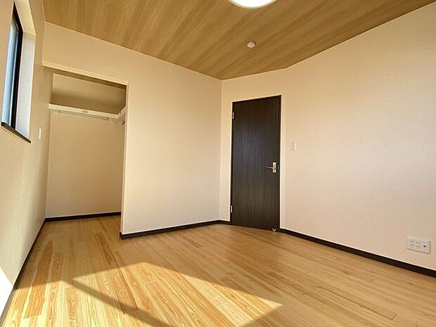 ■□■6.3帖洋室■□■1階の洋室です！木目調の床と天井が温かみのある空間にしてくれます♪1階に主寝室があるので、将来は平屋のように暮らすこともできそうです♪