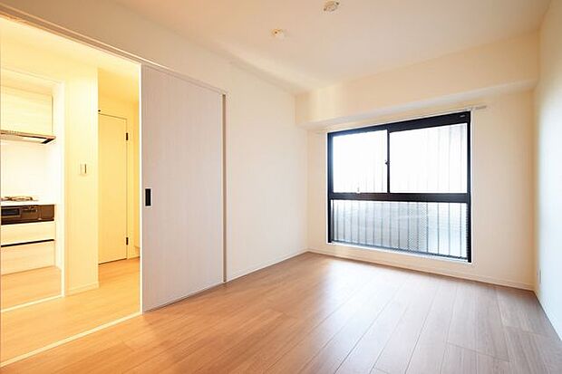 シンプルな洋室はカーテンやクロスなどとカラーを合わせると、まとまりが出てすっきりした空間になりますよ。
