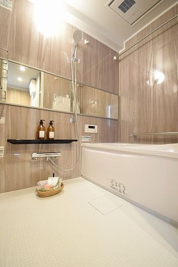 木目柄のアクセントパネルをあしらったバスルームは、視覚的にも温かさを感じ、よりくつろげるお風呂時間をもたらしてくれます。