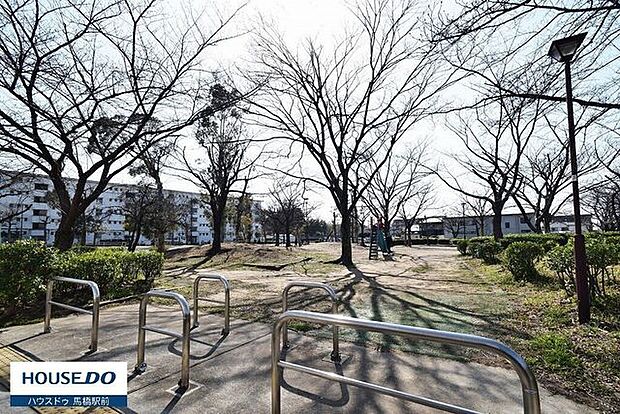 南花島公園比較的面積が大きく、小学校高学年でも自由に楽しめる見通しの良い広場、芝生が広がり木陰が気持ちいエリア、遊具が設置されているエリアに分かれています。 200m
