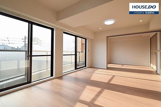 横長のリビングはソファやテーブルなどの大きめの家具は窓に向かって垂直になるように置くと、動線を確保しながらレイアウトすることができますよ。