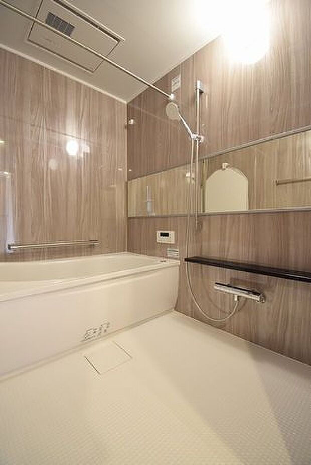 木目柄のアクセントパネルをあしらったバスルームは、視覚的にも温かさを感じ、よりくつろげるお風呂時間をもたらしてくれます。洗い場ゆったり1418サイズのバスルームです。