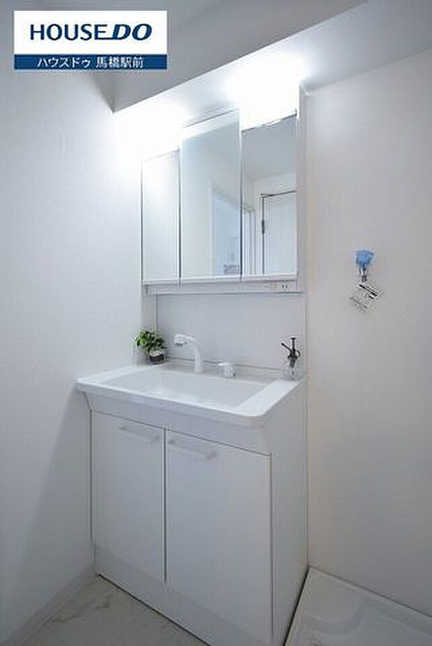 白の調度品でまとめてホテルライクな洗面所を演出したくなります。三面鏡付き洗面化粧台は、左右の鏡を動かすことで横や後ろ向きの姿をチェックできます。
