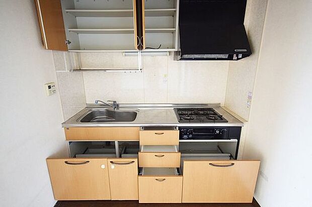 キッチン収納は、スライド式で奥のスペースまで有効に活用できます。奥まで上から見渡せるので、たまにしか使わない調理器具もサッと取り出せて便利です。