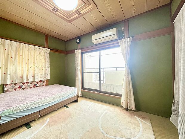居室としても寝室としてもお使いいただける和室スペース。畳の上で横になってくつろげたり、布団を敷けば寝室になるといった汎用性の高さが魅力的です♪