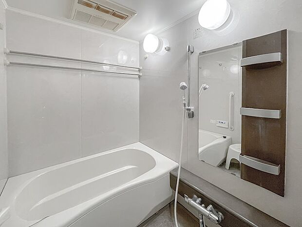 【浴室】浴室暖房乾燥機付きのユニットバスです。