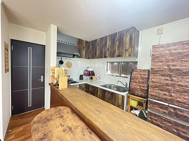 キッチンは、茶色をベースとしたおしゃれな空間です！スペースも広く使い勝手も良いです！