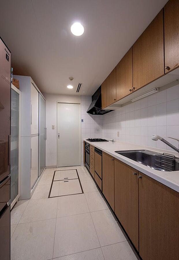 キッチン下に収納スペースがあるので調理道具や食器などが片付けられます。