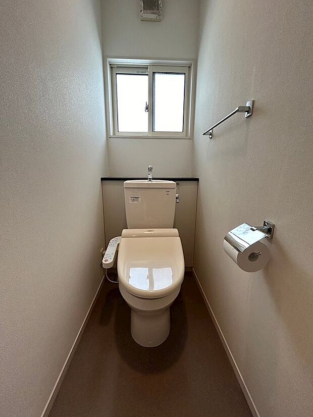 1階と2階の各階にトイレがございますので、忙しい朝や深夜でも安心！温水洗浄便座付きの高機能トイレです