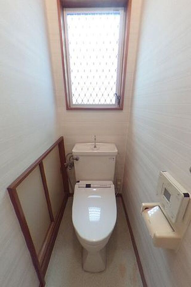 洗浄便座付のトイレ　1階トイレには階段下部分利用した収納があります。