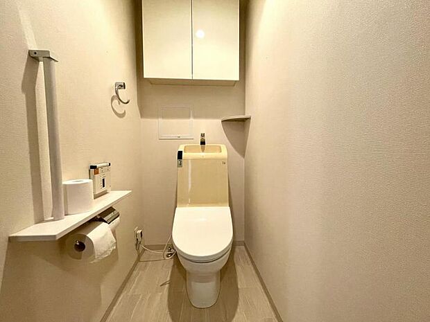 上部吊戸棚のあるトイレ