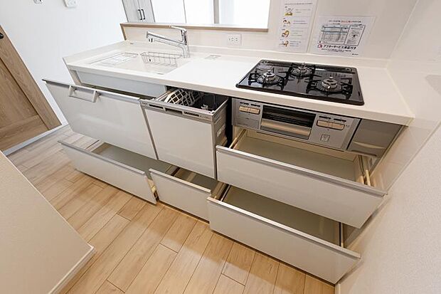 広々としたキッチンスペースには沢山の調理器具や調味料が収納できます